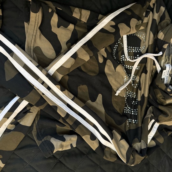 1 camouflage legging and 2 camouflage long sleeve hoodies (one says ‘Queen’ - Picture 5 of 6